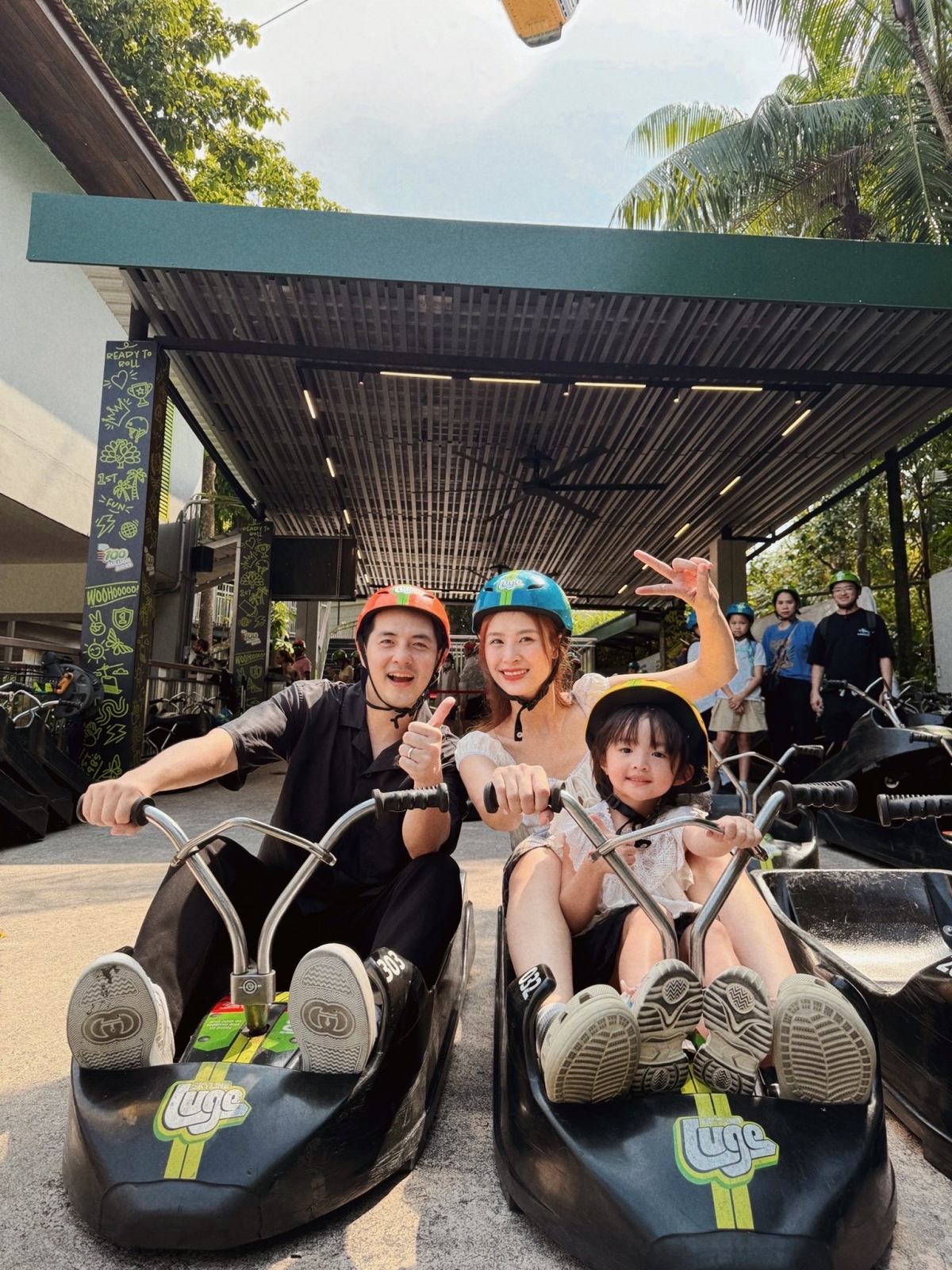 Gia đình Đông Nhi khám phá thiên đường giải trí ở Singapore - 4