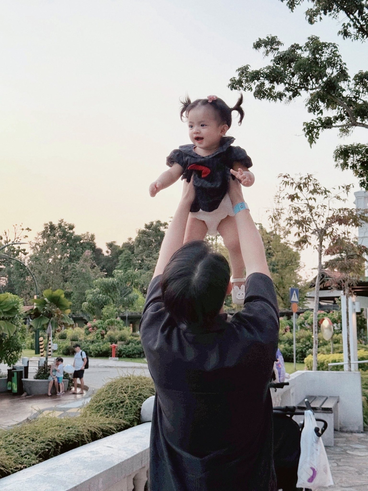 Gia đình Đông Nhi khám phá thiên đường giải trí ở Singapore - 10