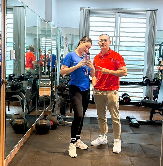 Ngoài ra, Thanh Trúc còn rèn luyện tập gym cùng huấn luyện viên và đạt được hiệu quả rõ rệt.