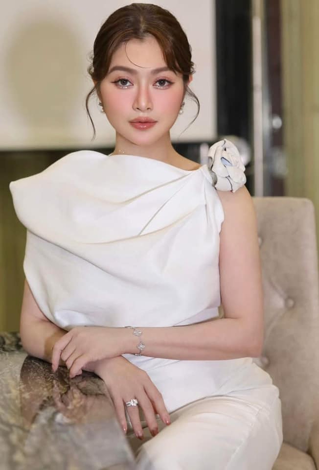 Để về dáng sau sinh con gái, Thanh Trúc đã phải lập cho mình một kế hoạch giảm cân chi tiết và khoa học. Theo đó, cô có chế độ ăn kiêng nhưng vẫn đảm bảo dinh dưỡng với rau xanh, đạm hợp lý để đủ sức nuôi con nhỏ.