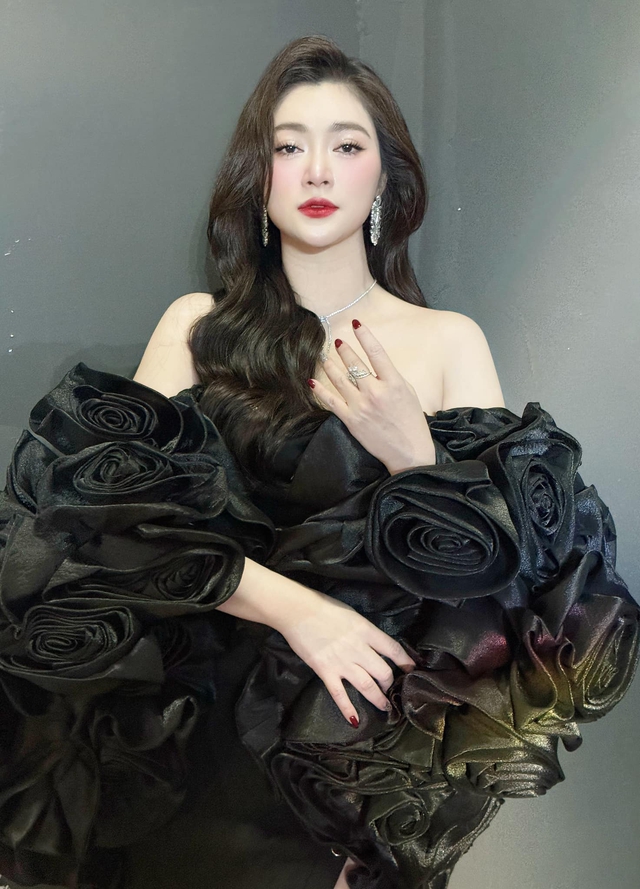 Bên cạnh đó, nữ diễn viên còn uống đủ nước và chăm sóc da kỹ càng để giữ được vẻ ngoài tươi trẻ và căng tràn sức sống.