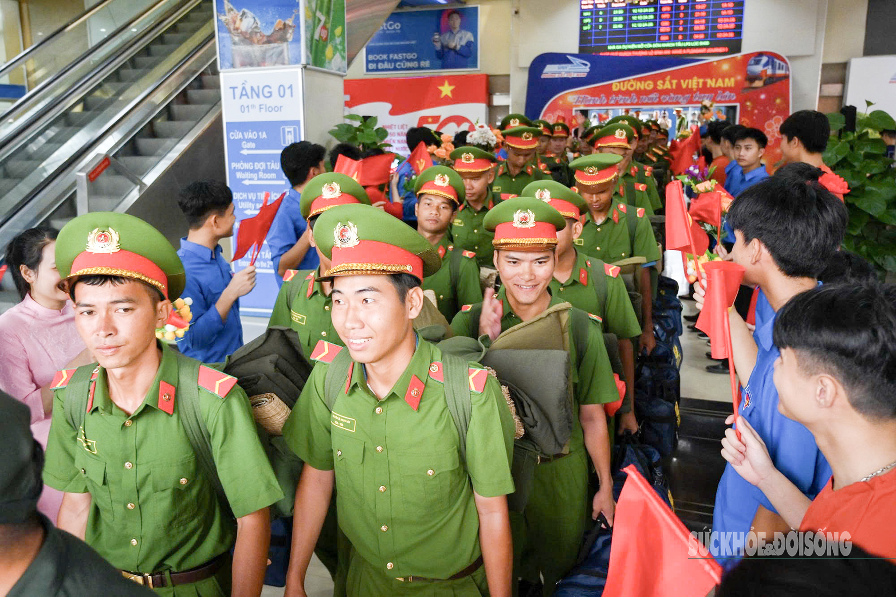 Những nụ cười rạng rỡ, ánh mắt tràn đầy quyết tâm và lòng tự hào hiện rõ trên gương mặt từng chiến sĩ. Với họ, đây không chỉ là một hành trình ra Bắc mà còn là một vinh dự lớn lao – được góp mặt trong sự kiện trọng đại của đất nước.