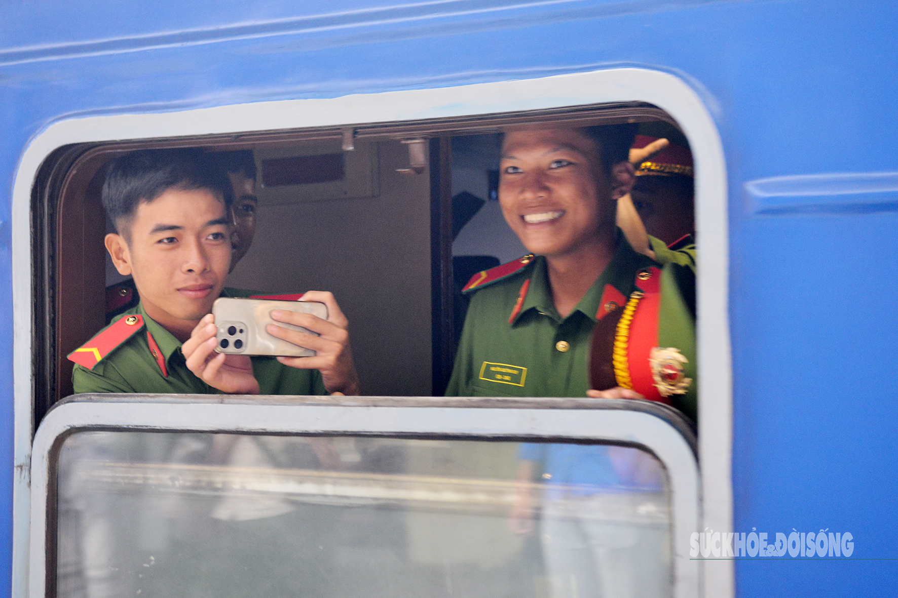 Và trong dòng chảy vinh quang đó, nụ cười rạng rỡ của những người lính trẻ hôm nay chính là minh chứng sống động cho niềm tin, niềm tự hào và khát vọng phụng sự Tổ quốc.