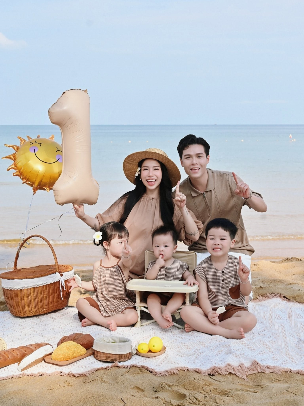 Gia đình Joyce Phạm còn tận hưởng chuyến nghỉ dưỡng ở biển mừng quý tử bước sang tuổi mới.