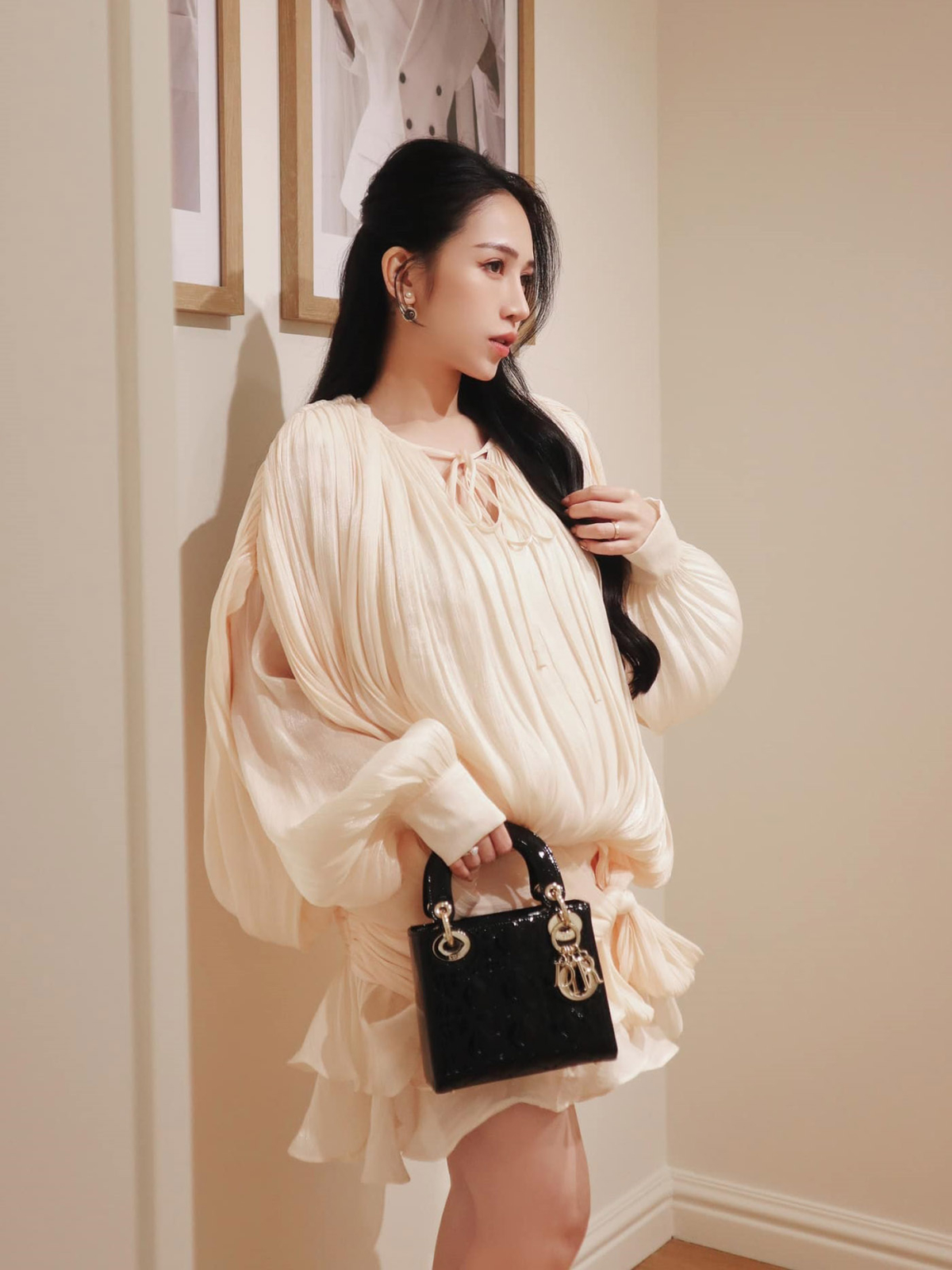 Hôm 9/3, Joyce Phạm khắc họa hình tượng quý cô sang chảnh với đầm hạ eo xếp nếp công phu tại sự kiện của nhà mốt Dior. Ngoài ra, cô còn tới ủng hộ nhiều thương hiệu cao cấp khác như Cartier, Louis Vuitton, Saint Laurent...