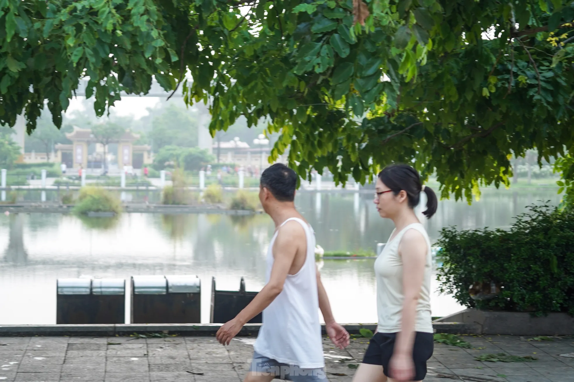 Ông Nguyễn Văn Kiếm (Cầu Giấy, Hà Nội) cho biết: “Sáng nay đến tập thể dục thì thấy nước ngập quá, không đi lại được như mọi hôm. Tập thể dục kiểu này cũng… hơi vất vả.