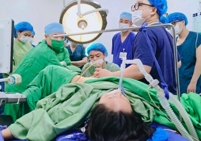 Các bác sĩ xử trí cho bệnh nhân. Ảnh: Bệnh viện cung cấp