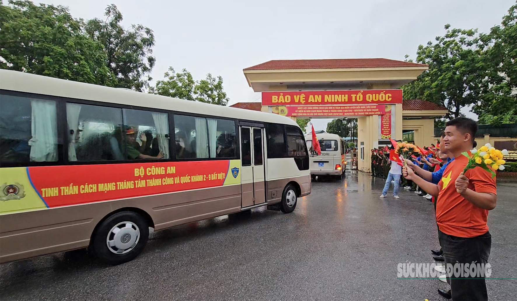 Cán bộ, chiến sĩ Trung tâm huấn luyện 1 tay trong tay cờ hoa đón chào đoàn cán bộ, chiến sĩ thuộc Trung đoàn Cảnh sát cơ động (CSCĐ) Đông Nam Thành phố Hồ Chí Minh.
