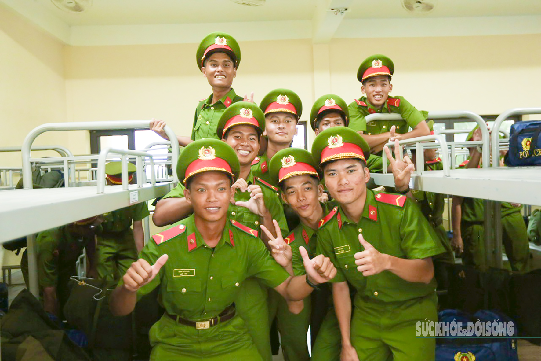 Từ những người lính còn non trẻ, họ đang dần trưởng thành hơn trong từng bước chân đều tăm tắp trên thao trường. Không ai than thở, không ai nản chí, quyết tâm hoàn thành nhiệm vụ quan trọng của đất nước.