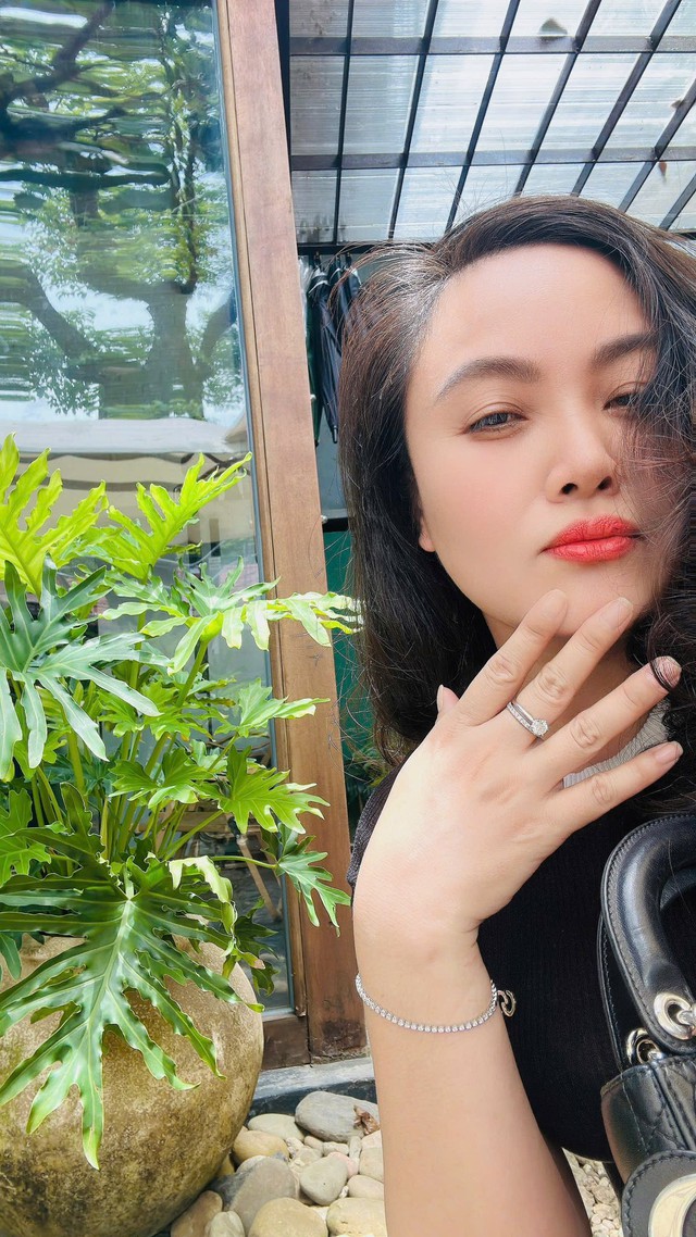 Long Nhật mới đây vô cùng hạnh phúc và tự hào khi tiết lộ về vợ quê Hải Phòng. Theo anh chia sẻ, vợ có tên thật là Vũ Kim Ngân là một Hoa khôi đất Cảng.