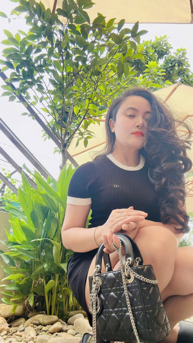 Ngoài ra, anh còn kể về chuyện tình ngọt ngào của mình. Theo đó khi còn là sinh viên trường nhạc ở Hải Phòng, vợ anh đã bén duyên cùng anh và đến năm 1999 cặp đôi kết hôn.