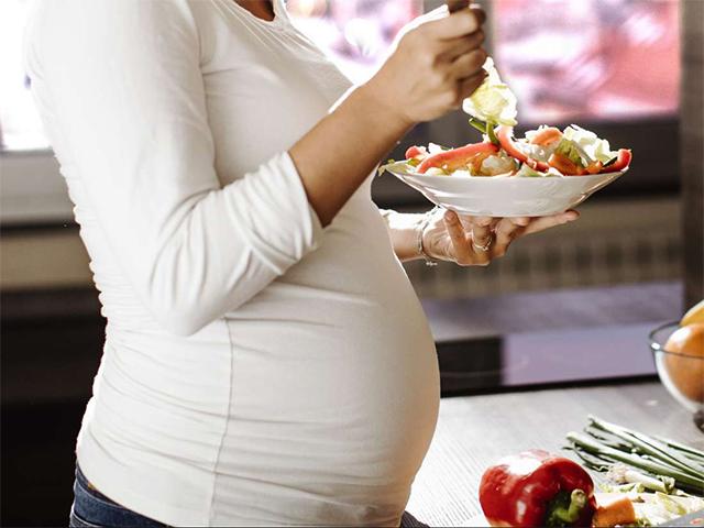Mẹ bầu không cần ăn cho hai người, thay vì cần ăn đúng cách, đủ vi chất