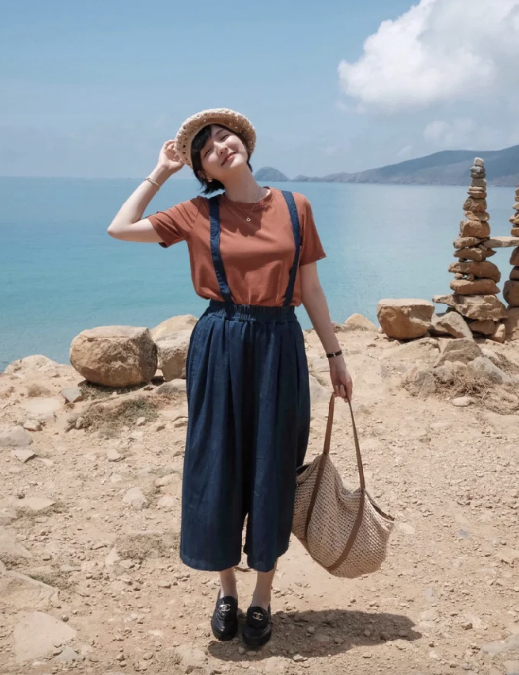 Làn da trắng mịn, nụ cười tươi tắn và mái tóc ngắn cá tính càng làm tổng thể hài hòa và thu hút.