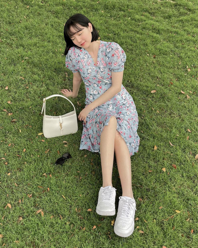 Người đẹp bổ sung một số món đồ hiệu vào tủ đồ. Trong hình, cô đeo chiếc túi Saint Laurent giá khoảng 50 triệu đồng, đến nay vẫn được cô thường xuyên sử dụng.