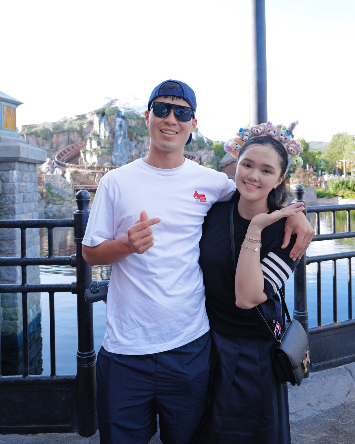 Quỳnh Anh cùng ông xã Duy Mạnh đưa hai con đi chơi ở Disneyland Hong Kong mới đây. Người đẹp sinh năm 1996 chưng diện cây hàng hiệu từ đầu đến chân, tạo dáng trên phố.