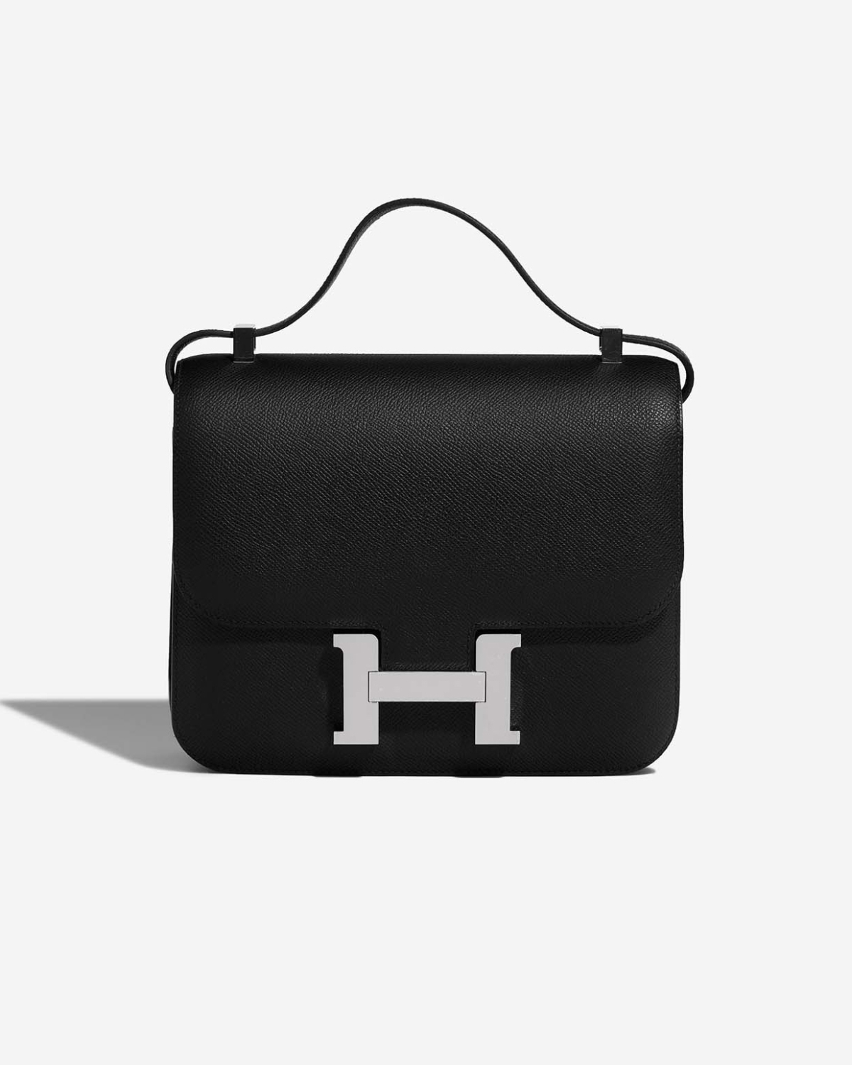 Quỳnh Anh đeo túi Constance từ Hermes - thương hiệu túi xách xa xỉ bậc nhất thế giới mà cô yêu thích nhất. Trên nền tảng Sothebys, túi được định giá 12.000 USD (khoảng 315 triệu đồng).