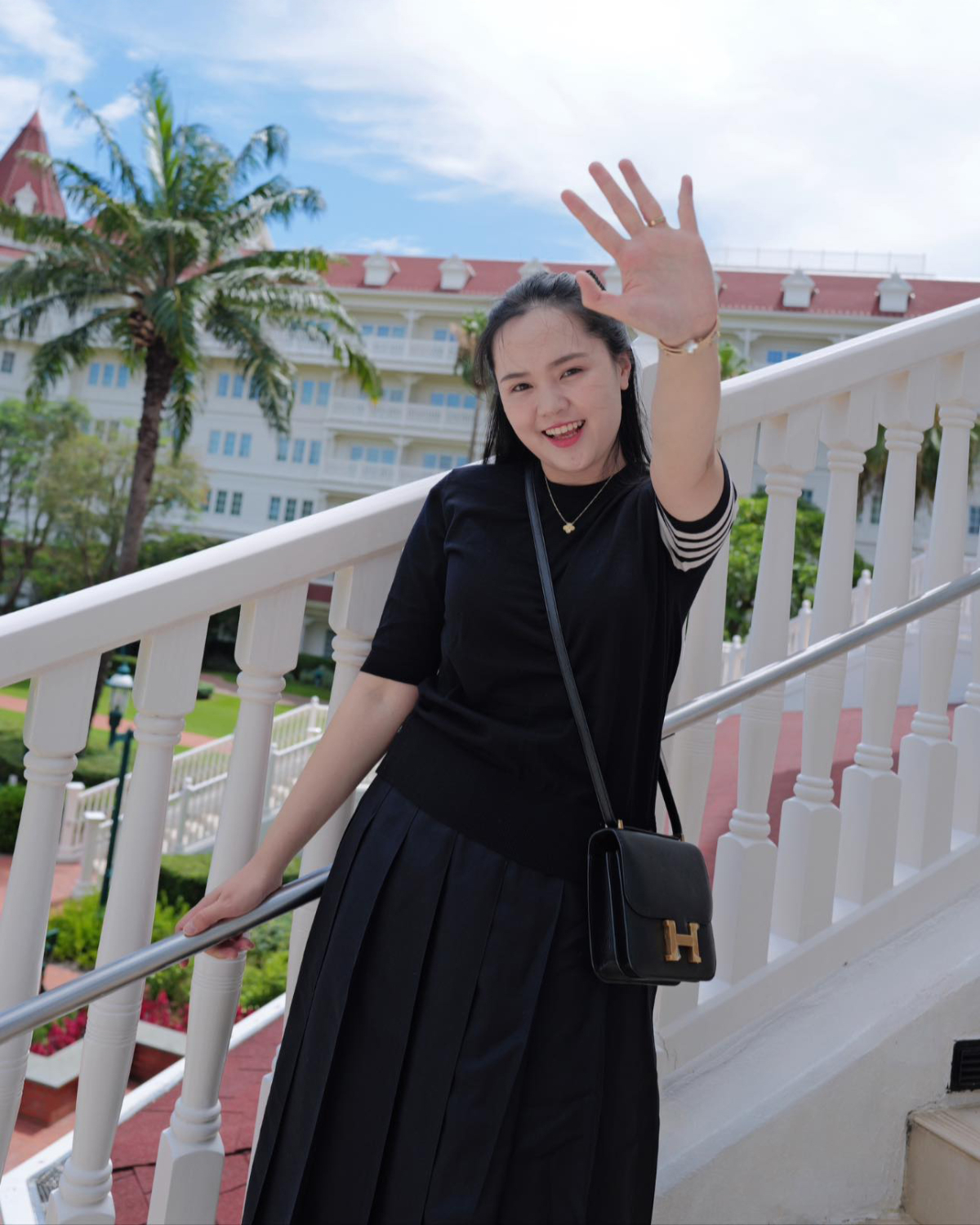 Quỳnh Anh mặc áo len dệt kim cùng chân váy xếp ly tối màu che vóc dáng. Cô phối cùng loạt phụ kiện hàng hiệu xa xỉ. Sau khi sinh hai con, vợ Duy Mạnh thường gây bàn tán về cách phối đồ. Nhiều lần bị chê ngoại hình, Quỳnh Anh cho biết cô buồn nhưng vẫn giữ lối ăn mặc mà mình thích.