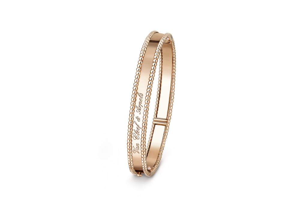 Quỳnh Anh còn sắm vòng tay ton sur ton cũng của Van Cleef amp; Arpels. Mẫu Perlée bằng vàng được thương hiệu xa xỉ yết giá 206 triệu đồng.