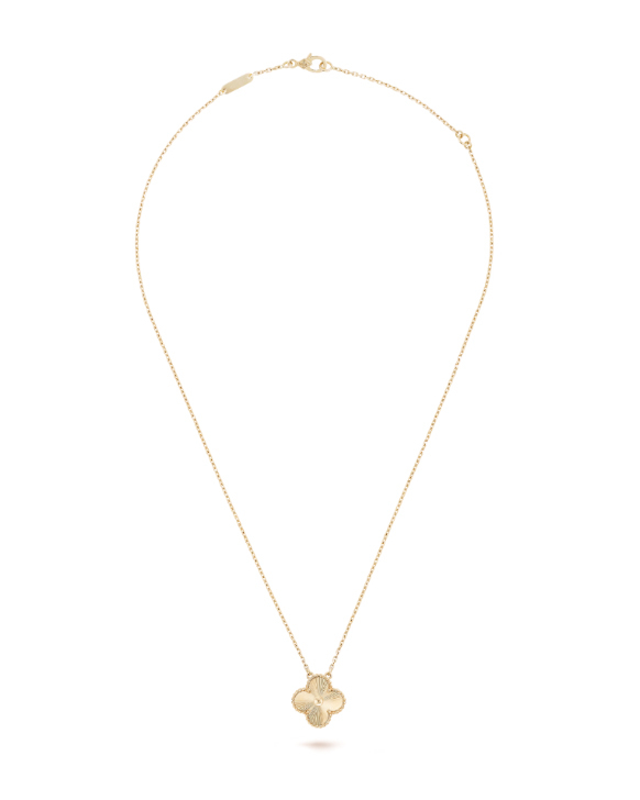 Để làm điểm nhấn cho bộ cánh tối màu, người đẹp chọn đeo vòng Van Cleef amp; Arpels. Thiết kế cô sử dụng là vòng cổ Vintage Alhambra làm từ vàng 18K, giá bán 118 triệu đồng.