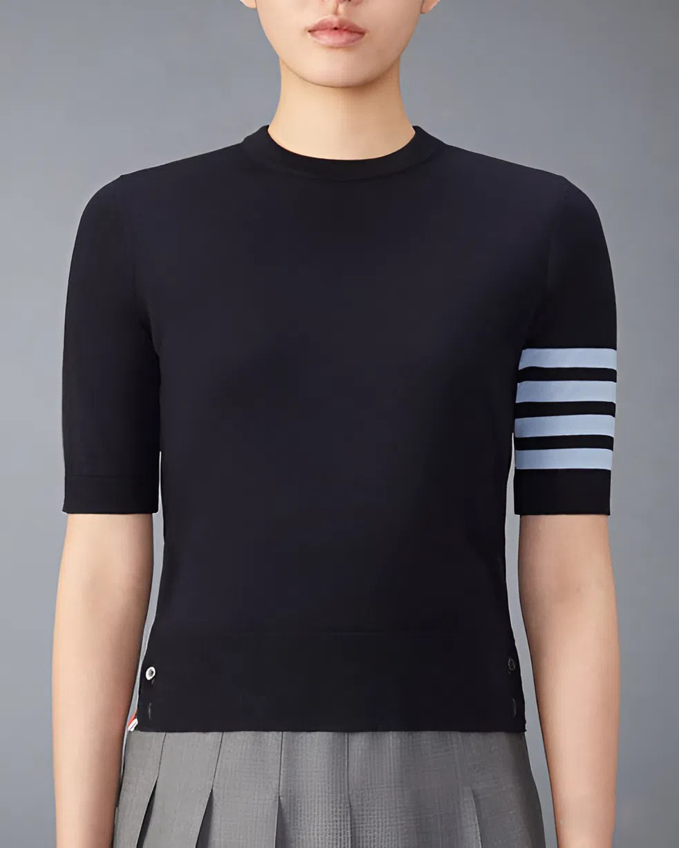 Trang phục của Quỳnh Anh đều đến từ thương hiệu Thom Browne - nhà mốt được giới thượng lưu yêu thích, trong đó chiếc áo len cô mặc có giá 790 USD (xấp xỉ 21 triệu đồng).