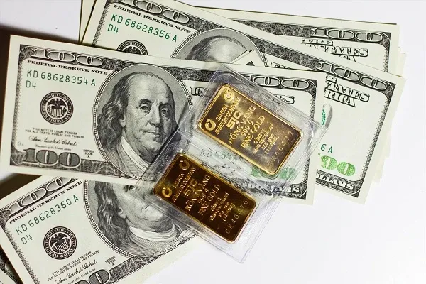 Giá vàng và USD tăng giảm trái chiều.