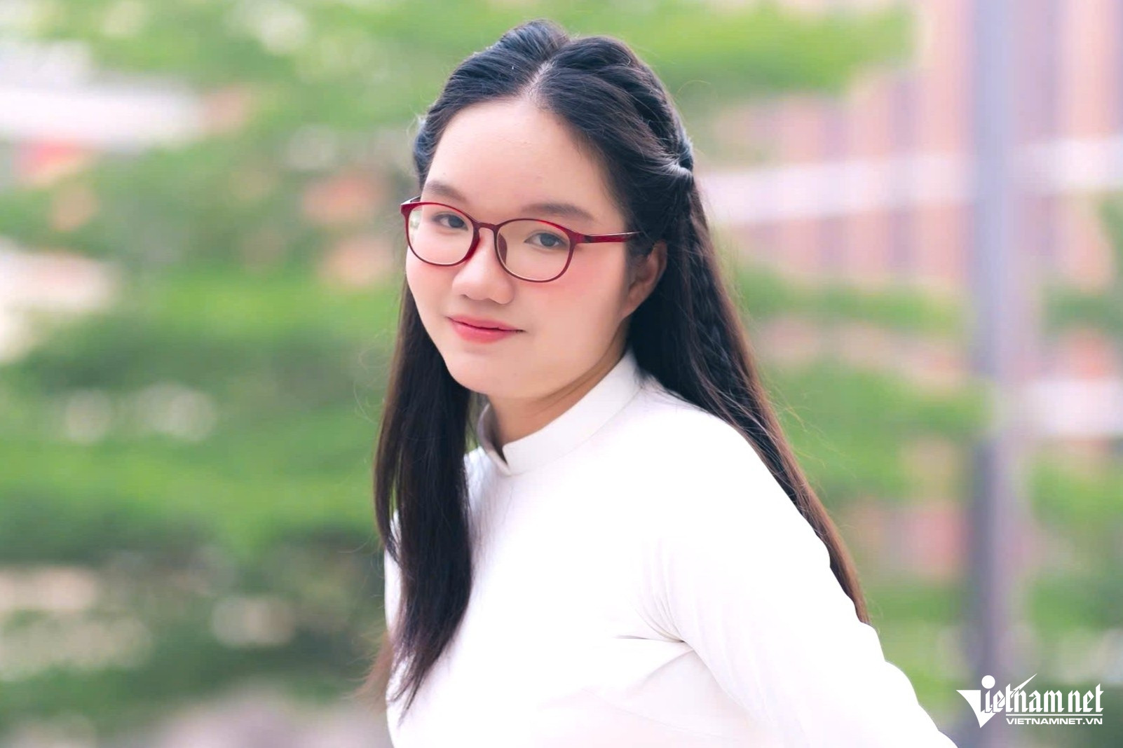 Hứa Quỳnh Bảo (lớp 9A8 Trường THCS Cầu Giấy, Hà Nội) có 5 lượt đỗ các khối chuyên của 4 trường chuyên, đặc biệt còn đạt “cú ăn ba” thủ khoa khối chuyên Tiếng Anh. Ảnh: NVCC.