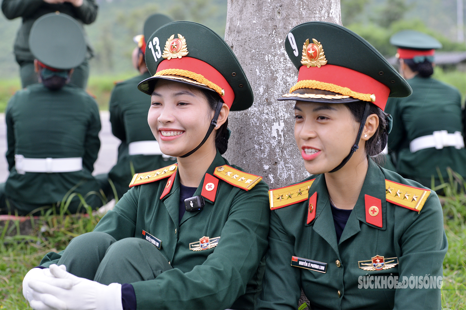 Nguyễn Lê Phương Linh (bên phải) cũng xúc động: Ở thao trường, chúng em là đồng đội. Sau giờ luyện tập, chúng em coi nhau như người thân. Có Linh bên cạnh, em yên tâm hơn rất nhiều.