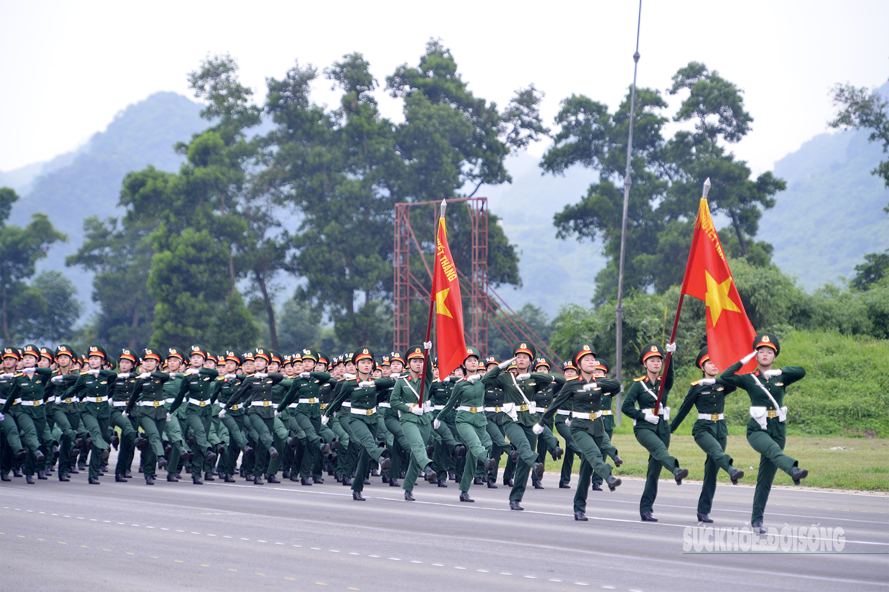 Hai nữ chiến sĩ Nguyễn Phương Linh và Nguyễn Lê Phương Linh cùng đồng đội khối quân y hăng say luyện tập trên thao trường, sẵn sàng cho ngày Quốc khánh 2/9.