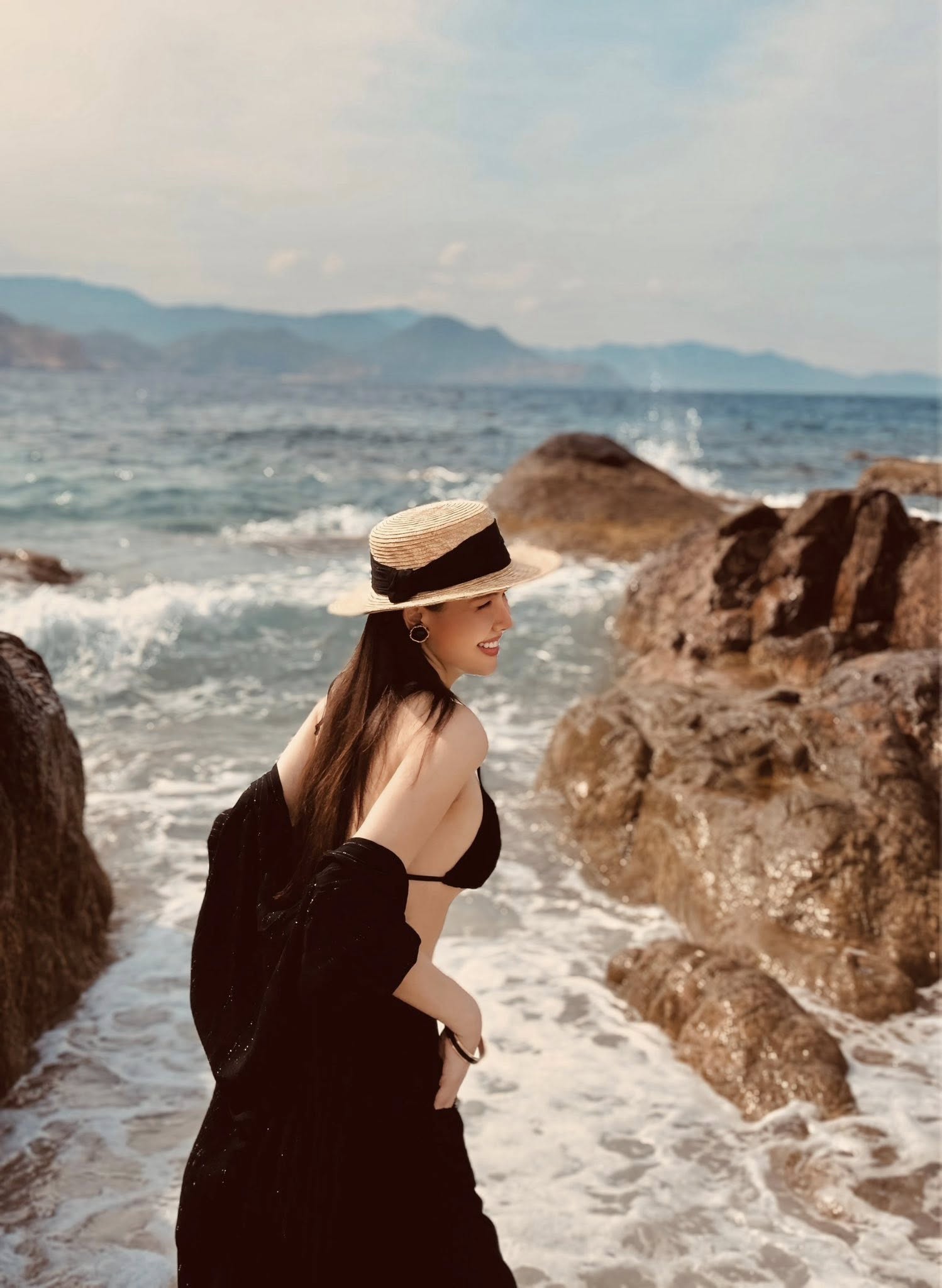 Bà mẹ hai con diện set đồ sexy và hoàn thiện vẻ ngoài bằng mũ cói, vòng tay, hoa tai đẳng cấp.