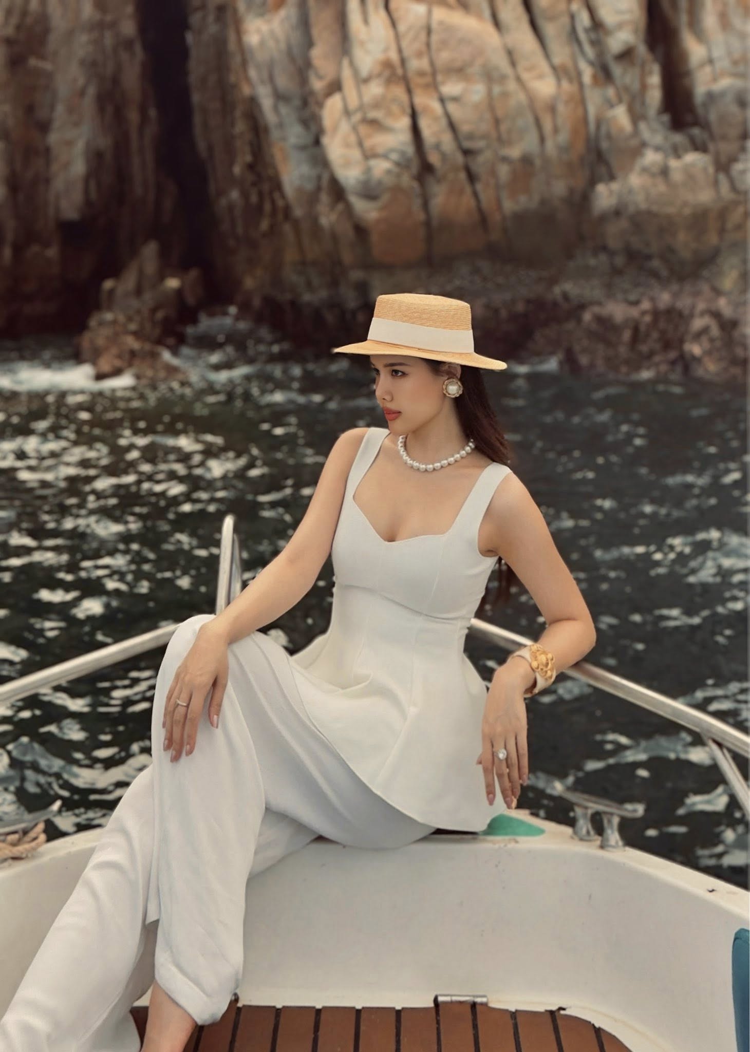 Trong một outfit khác, nữ diễn viên thả dáng trên du thuyền, không cần bikini hay váy áo kiệm vải, bà mẹ hai con vẫn khiến dân tình trầm trồ nhờ phong cách a classTextlinkBaiviet href#/thoi-trang/ba-xa-nsnd-cong-ly-dien-set-do-gan-500-trieu-dong-du-su-kien-c36a639740.htmlthời trang/a đậm chất resort chic” – tối giản mà đầy tinh tế.