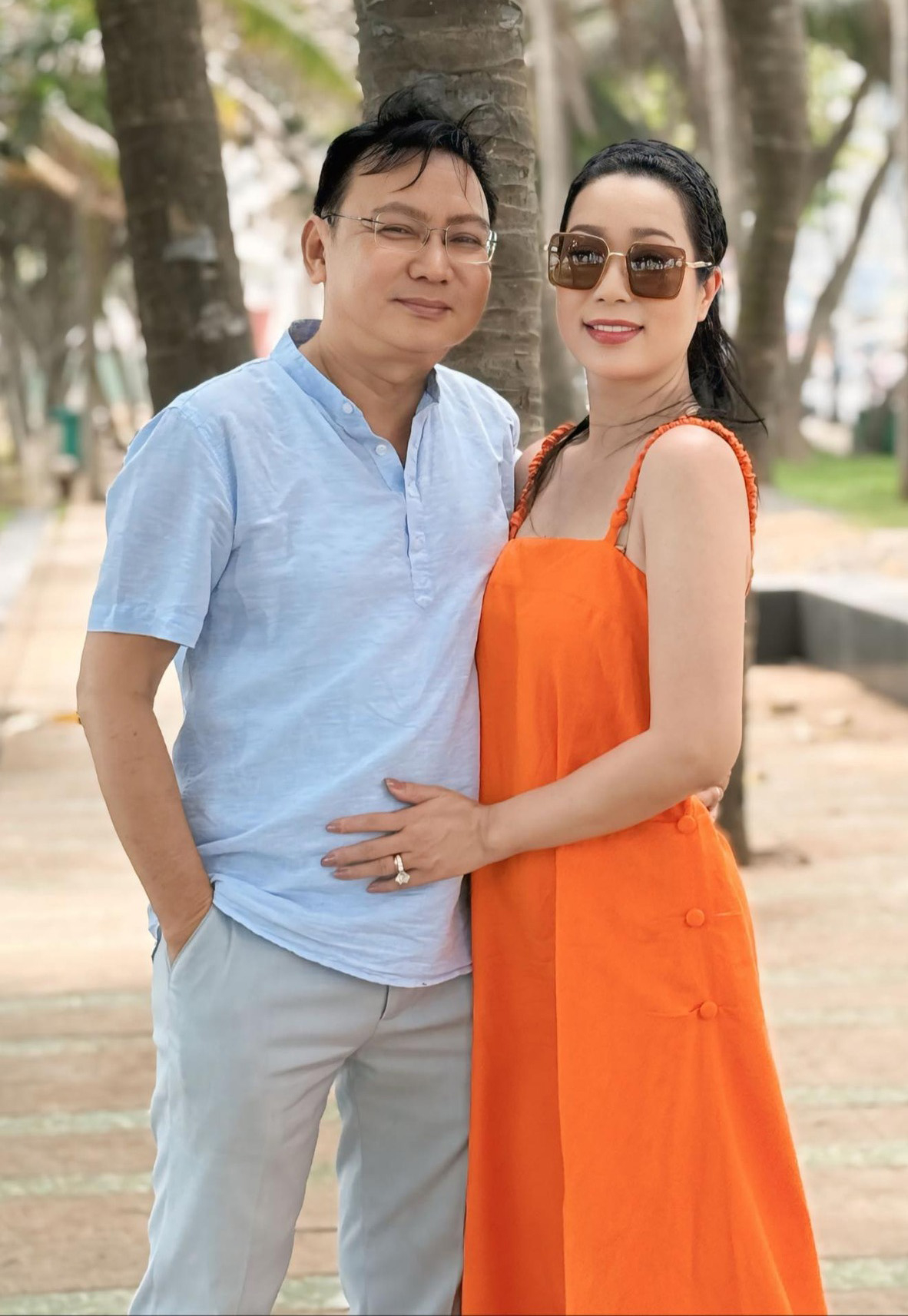 Á hậu hiện sống hạnh phúc bên chồng - doanh nhân Võ Trấn Phương - cùng hai con gái Khánh Ngân, 23 tuổi và Ánh Vy, 10 tuổi.