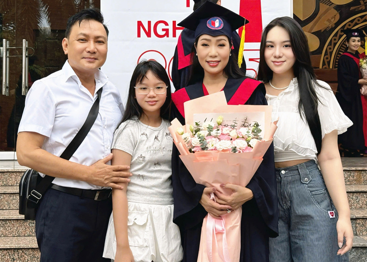 Hồi tháng 6, Trịnh Kim Chi nhận bằng thạc sĩ ngành Nghệ thuật Điện ảnh - Truyền hình sau hai năm học chương trình cao học tại Đại học Sân khấu - Điện ảnh. Cô cho biết ông xã cùng hai con gái là nguồn động viên, điểm tựa vững chắc để cô phấn đấu, hướng tới những điều tốt đẹp trong cuộc sống.