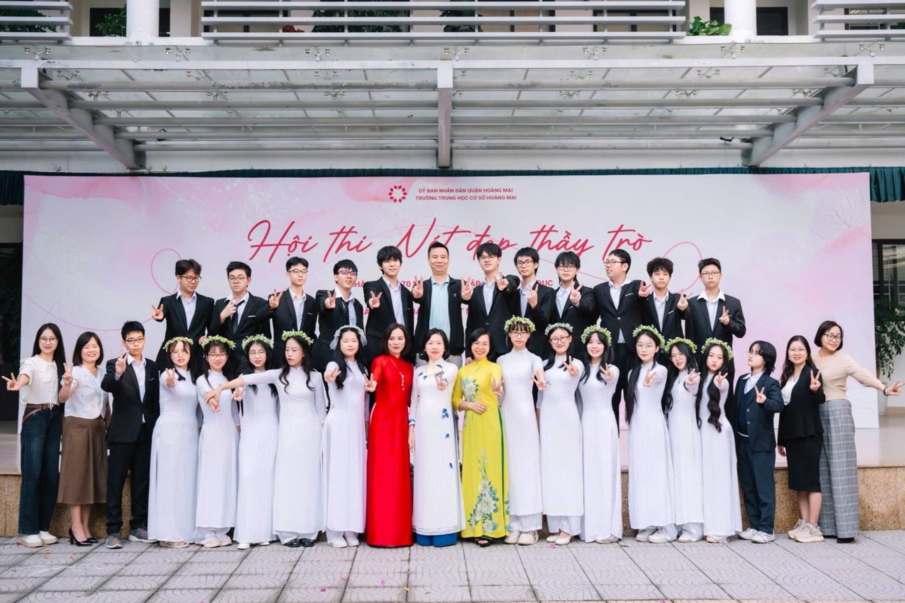 Tập thể lớp 9HM của Trường THCS Hoàng Mai (Hà Nội) cùng Hiệu trưởng Chu Thị Xuân Hường (áo dài trắng, chính giữa) và giáo viên chủ nhiệm Phạm Thị Hường (áo đỏ).