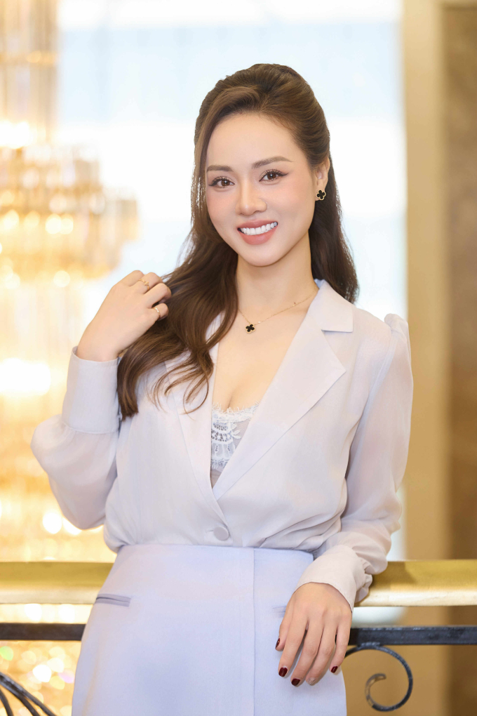 Cô hoàn thiện phong cách thanh lịch bằng bộ trang sức lấy cảm hứng từ cỏ bốn lá của thương hiệu xa xỉ Van Cleef amp; Arpels.