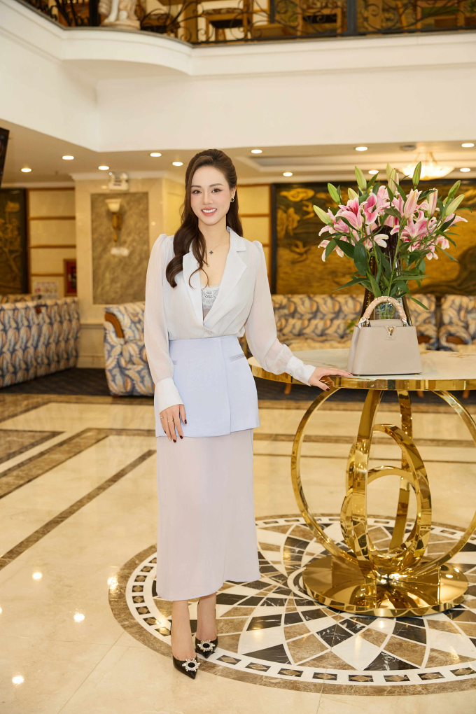 Người đẹp Ngọc Hà, bà xã NSND Công Lý, được chú ý khi xuất hiện tại một sự kiện gần đây với phong cách thanh lịch, sang trọng. Cô phối trang phục của một local brand với loạt phụ kiện đắt giá trị giá từ hàng chục đến hàng trăm triệu đồng mỗi món.