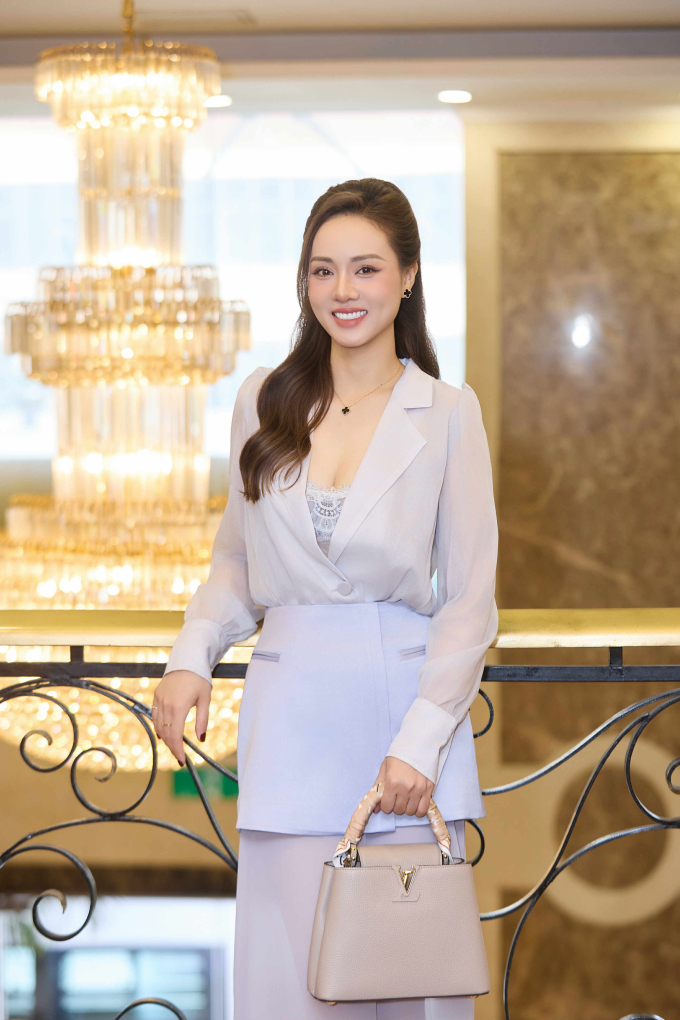Bà xã NSND Công Lý còn làm điệu thêm cho chiếc túi bằng chiếc khăn lụa cùng thương hiệu trị giá khoảng 10 triệu đồng.