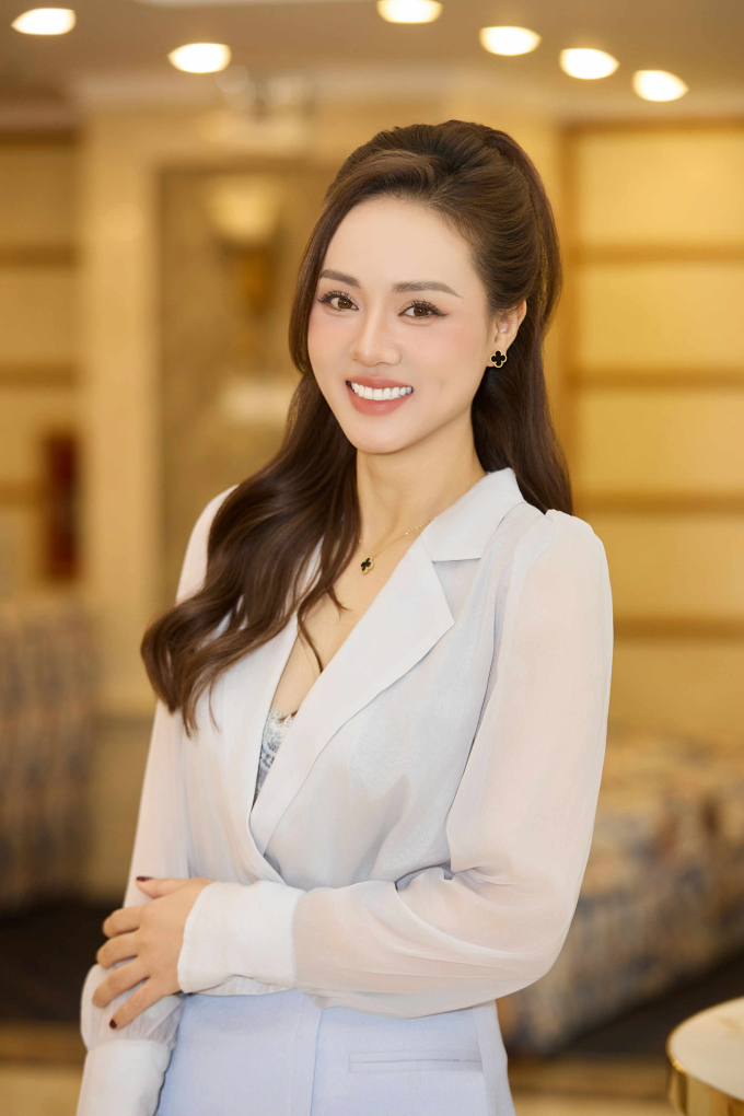Ngọc Hà còn đeo thêm một chiếc dây chuyền đồng điệu với khuyên tai, có giá khoảng 100 triệu đồng. Các thiết kế mô phỏng cỏ bốn lá mang ý nghĩa may mắn được chế tác công phu từ các loại đá, ngọc tự nhiên cùng đường viền từ vàng 18K.