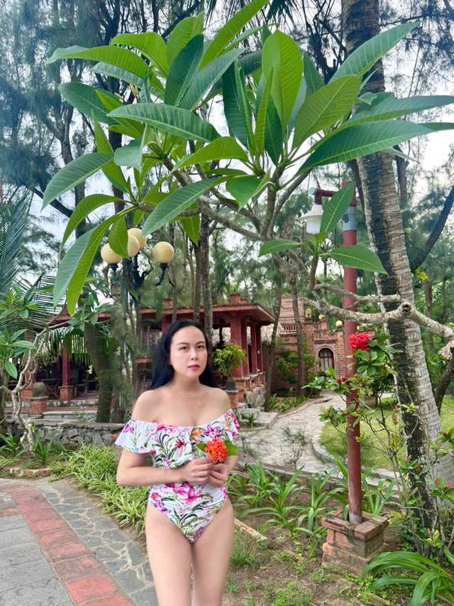 Phượng Chanel sau khi chia tay a classTextlinkBaiviet hrefhttps://eva.vn/quach-ngoc-ngoan-p111c20.htmlQuách Ngọc Ngoan/a có cuộc sống bình yên bên con gái nhỏ. Mới đây, nữ doanh nhân quê Thanh Hóa khoe khéo sắc vóc với bikini gợi cảm.