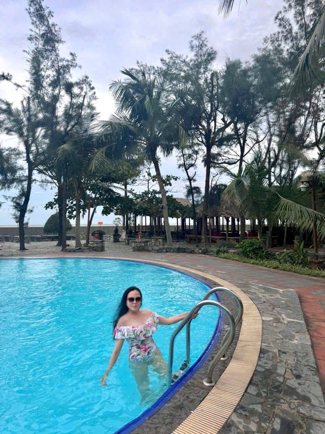 Người đẹp không ngại thả dáng bên hồ với nhan sắc tươi tắn ngọt ngào. Để có sắc vóc như vậy, Phượng Chanel phải cân bằng cân nặng.