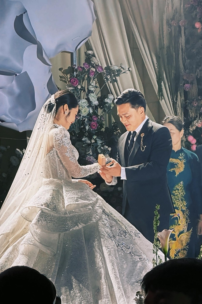 Đám cưới của hoa hậu Nông Thúy Hằng và doanh nhân hơn 8 tuổi Đình Hiếu - 2