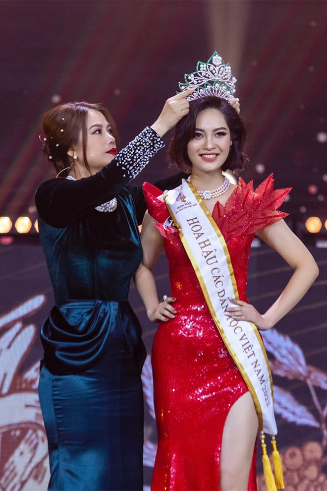 Nông Thúy Hằng trong thời khắc đăng quang Hoa hậu các Dân tộc Việt Nam 2022.