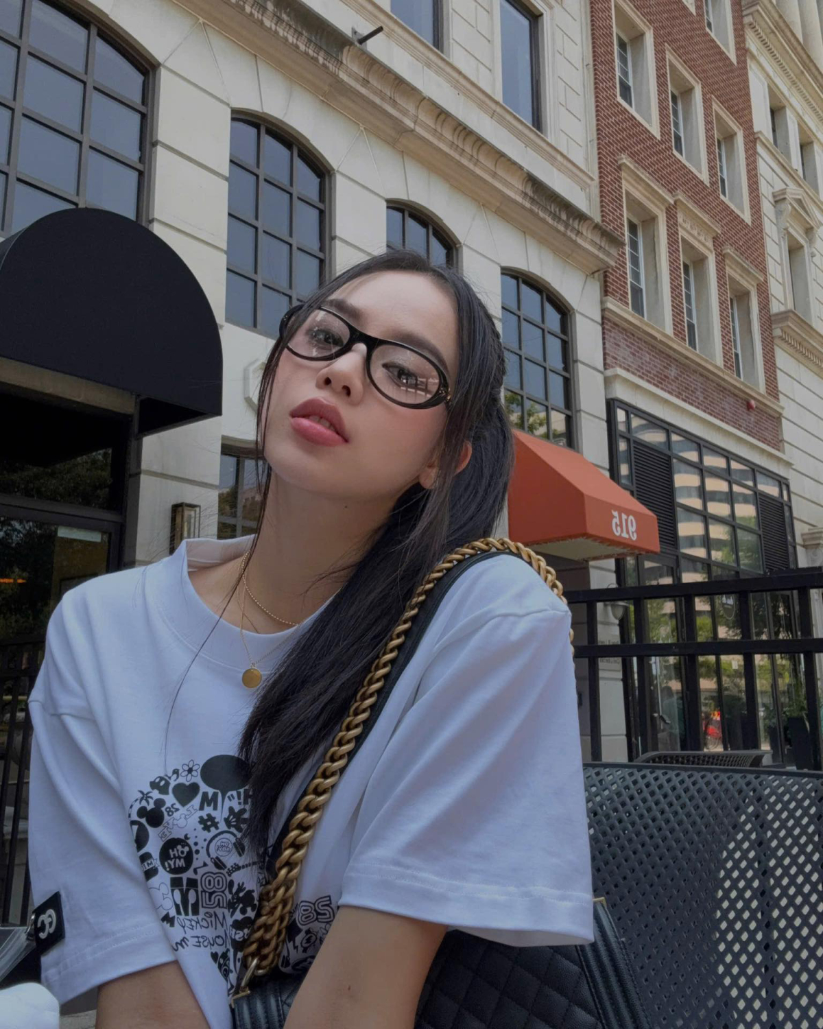 Chanel Boy cũng là chiếc túi xách đắt nhất mà Thanh Thủy từng sử dụng. Thiết kế có phần dây xích to bản hiện đại, phù hợp với phong cách năng động, đậm chất Gen Z của nàng hậu.