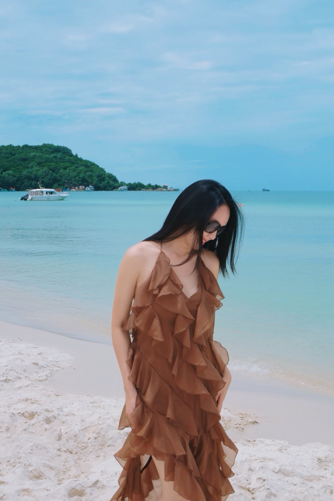 Thiết kế váy này giúp người mặc toát được vẻ dịu dàng nàng thơ và có được những tấm hình đi biển long lanh, hút mắt.
