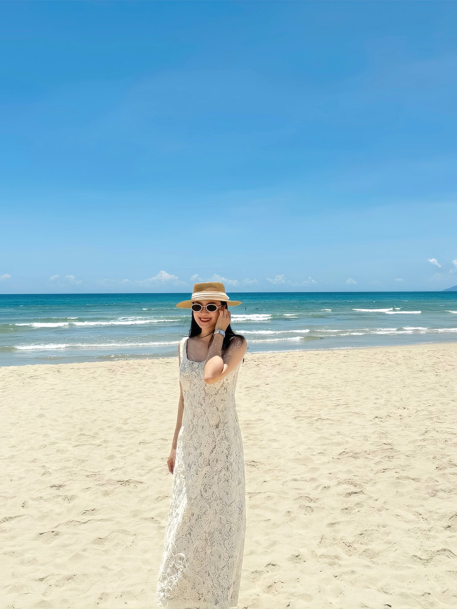 Trước đó, Hồng Diễm cũng khoe loạt ảnh đi biển với váy suông ren trắng. Đây có thể nói là món thời trang bất cứ chị em nên mang theo khi đi du lịch.