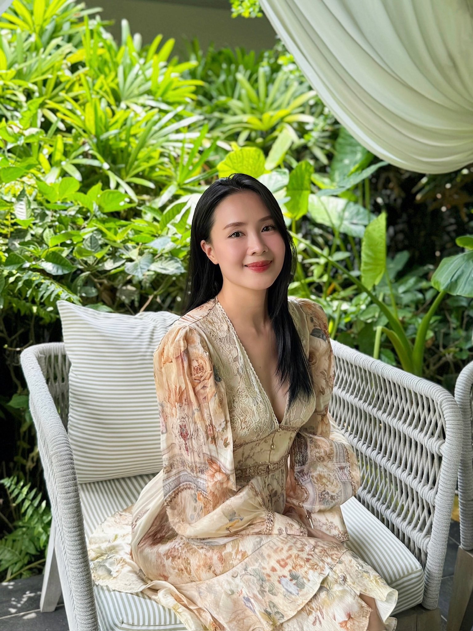 Vẻ ngoài của Hồng Diễm vô cùng nổi bật, rạng rỡ khi diện váy voan xẻ ngực lấp ló.