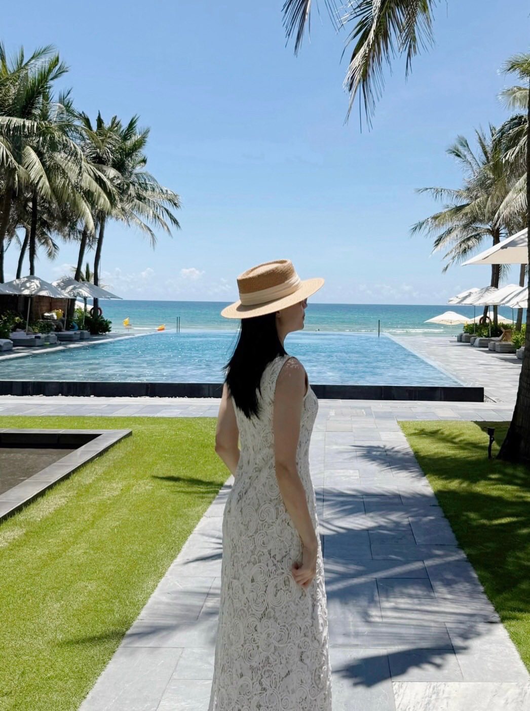 Phụ kiện mũ cói và kính mắt cũng là những món đồ không thể thiếu để hoàn thiện outfit này.