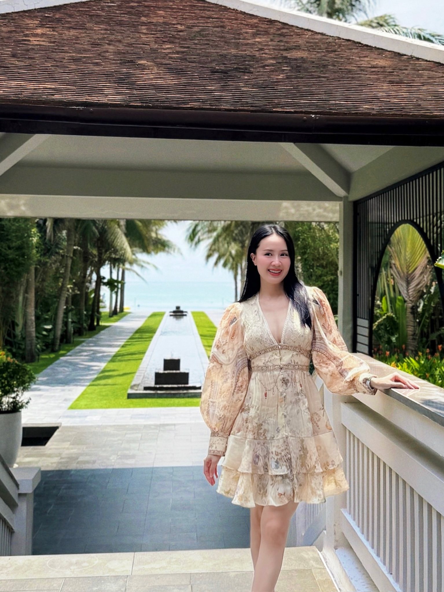 Có thể nói, dù đã ở tuổi đã 42 tuổi nhưng Hồng Diễm vẫn giữ được sự trẻ trung ngoài vẻ đẹp ngoài trời phú một phần cũng nhờ khả năng mix đồ hack tuổi.