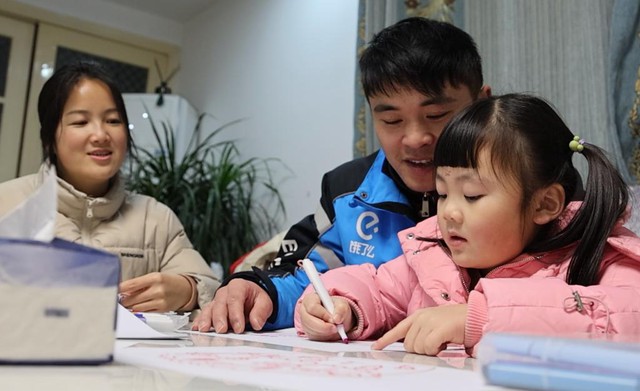 Phi Nhi hiện đã đến tuổi tới trường.