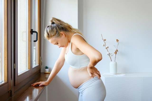 Nhiều bà bầu bị đau lưng ảnh hưởng tới sinh hoạt hàng ngày trong thai kỳ.
