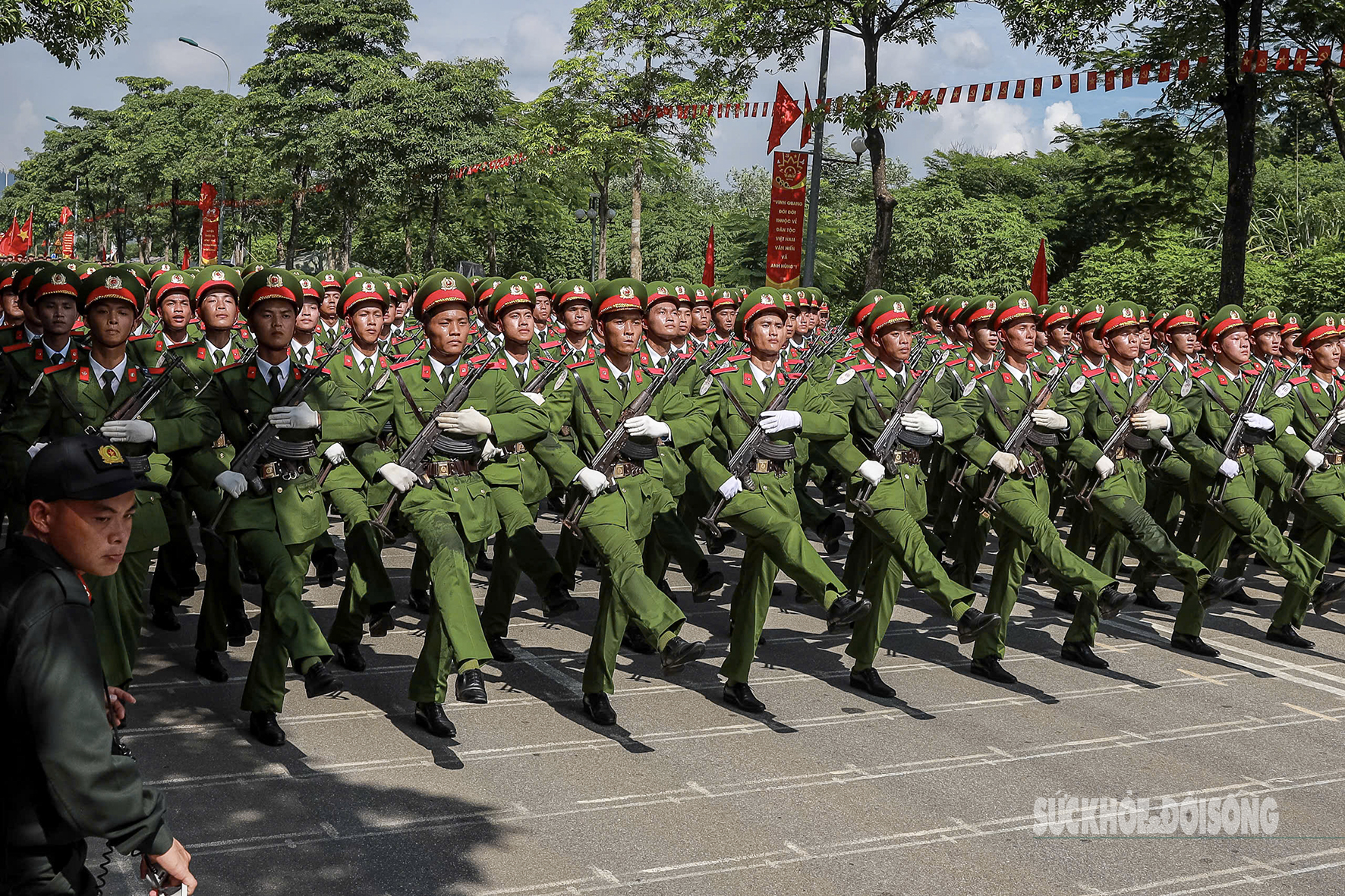Đội ngũ cán bộ huấn luyện không ngừng kiểm tra, uốn nắn từng cá nhân, từng hàng để đảm bảo sự đồng bộ và chính xác tuyệt đối.